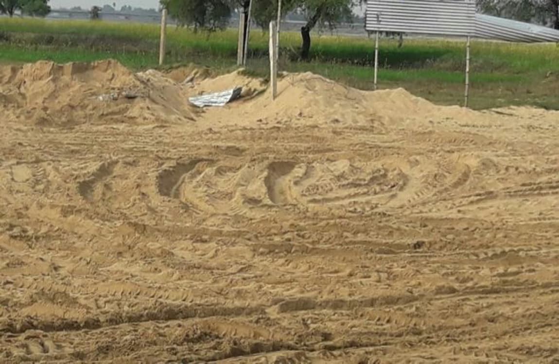 अवैध बालू उठाव पर प्रशासन सख्त, बालू कारोबारियों को खदेड़ा