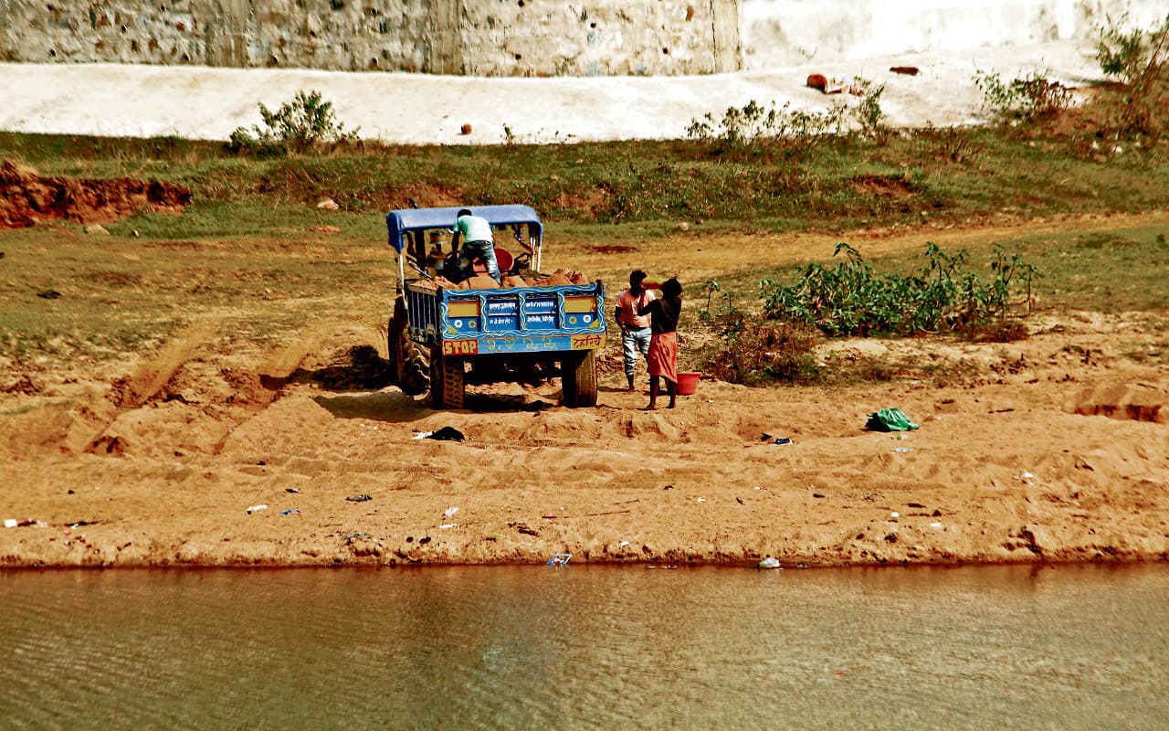 गिरिडीह में बालू के अवैध कारोबार पर पुलिस नहीं लगा पा रही नकेल, दिन में भी धड़ल्ले से जारी है उठाव