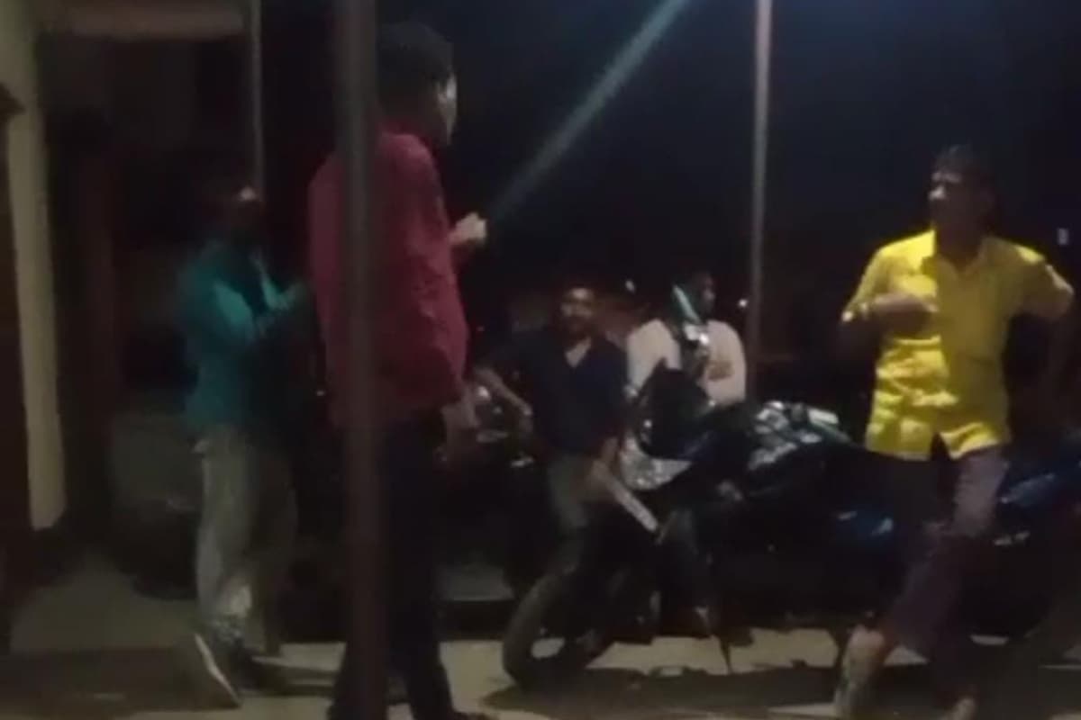 झारखंड: सरकारी शराब दुकान की आड़ में चल रहा अवैध शराब का कारोबार, वसूल रहे प्रिंट से अधिक कीमत