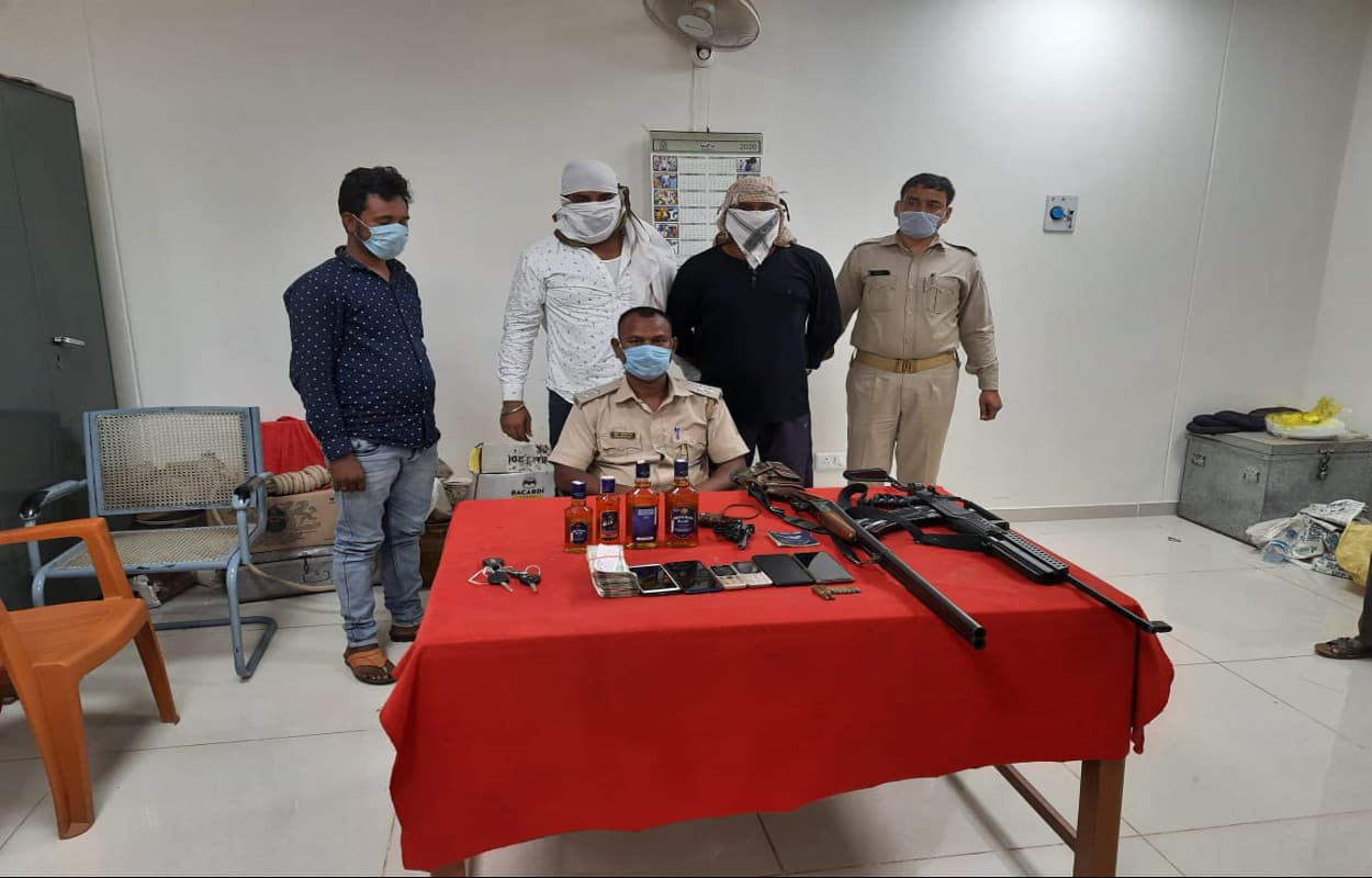 रांची में अवैध शराब की 12 पेटी जब्त, 3 आरोपियों समेत 72 हजार रुपये बरामद