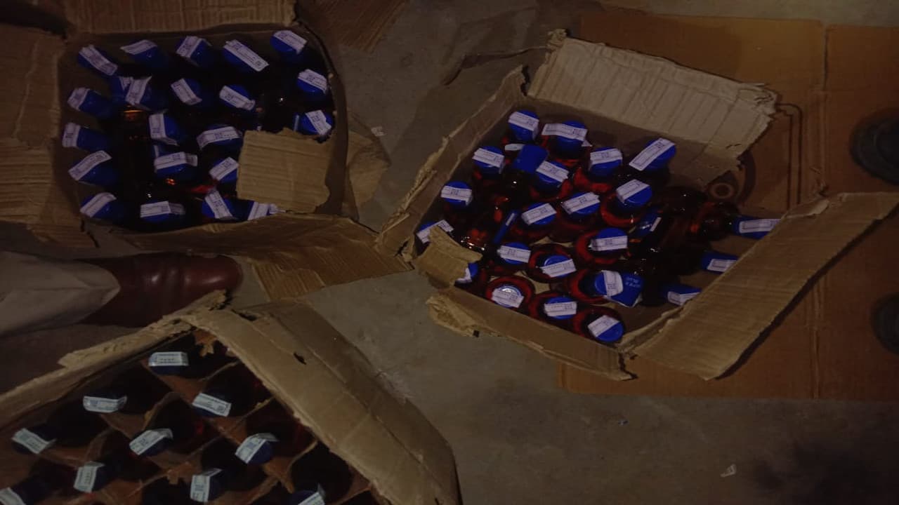 Bihar News: छपरा में शराब की लूट, कार में मिली बोतलें तो सड़क पर लूटने की लगी होड़