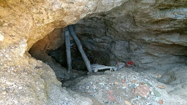 Jharkhand News: झारखंड में अवैध माइका खदान में चाल धंसी, चार लोगों की मौत, कुछ के दबे होने की आशंका