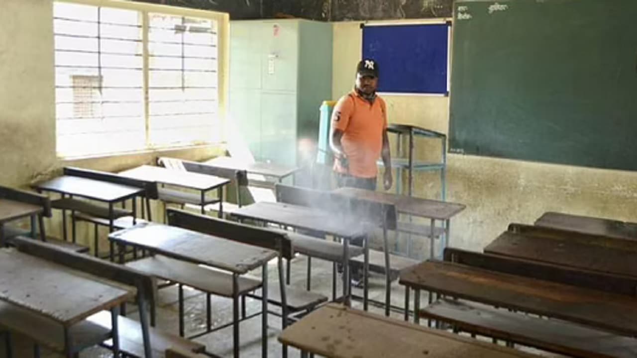 Schools Reopen: हरियाणा में 1 फरवरी से खुलेंगे कक्षा 1 से 9 तक के स्कूल, ऑनलाइन कक्षाएं भी रहेंगी जारी Schools Reopen: हरियाणा में 1 फरवरी से खुलेंगे कक्षा 1 से 9 तक के स्कूल, ऑनलाइन कक्षाएं भी रहेंगी जारी