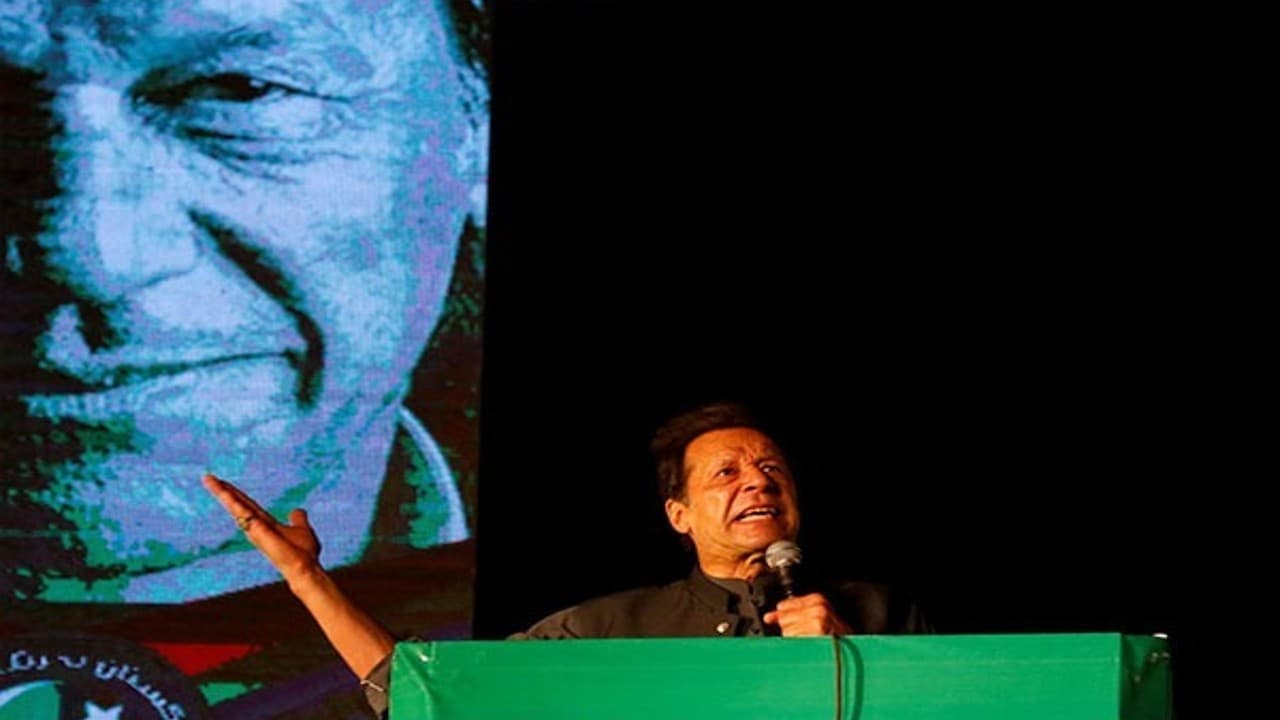 पीटीआई नेता की गिरफ्तारी के बाद बिलबिला गए इमरान खान, कहा- बनाना रिपब्लिक की राह पर बढ़ रहा पाकिस्तान