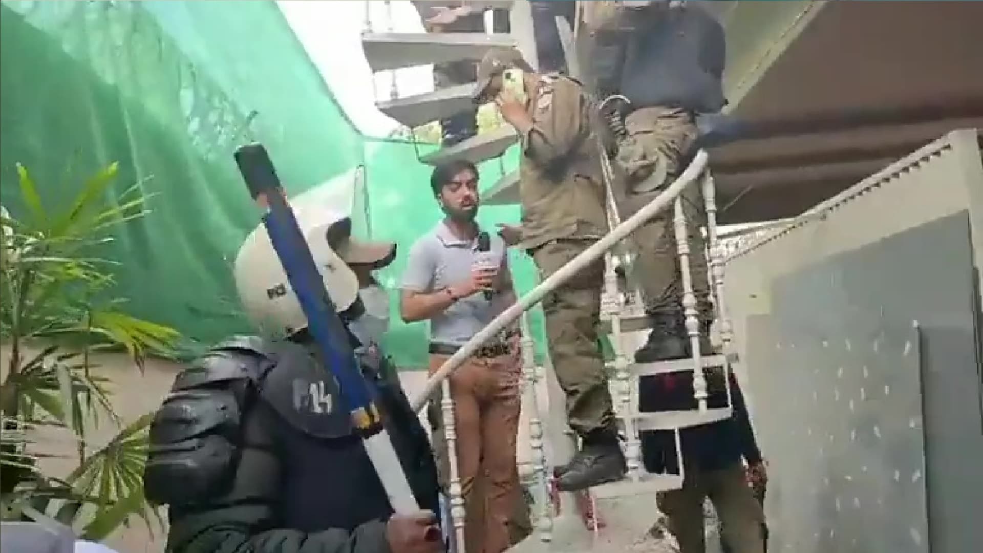 पाकिस्तान में बिगड़े हालात, इमरान खान के घर पर पुलिस का कब्जा, चला बुलडोजर