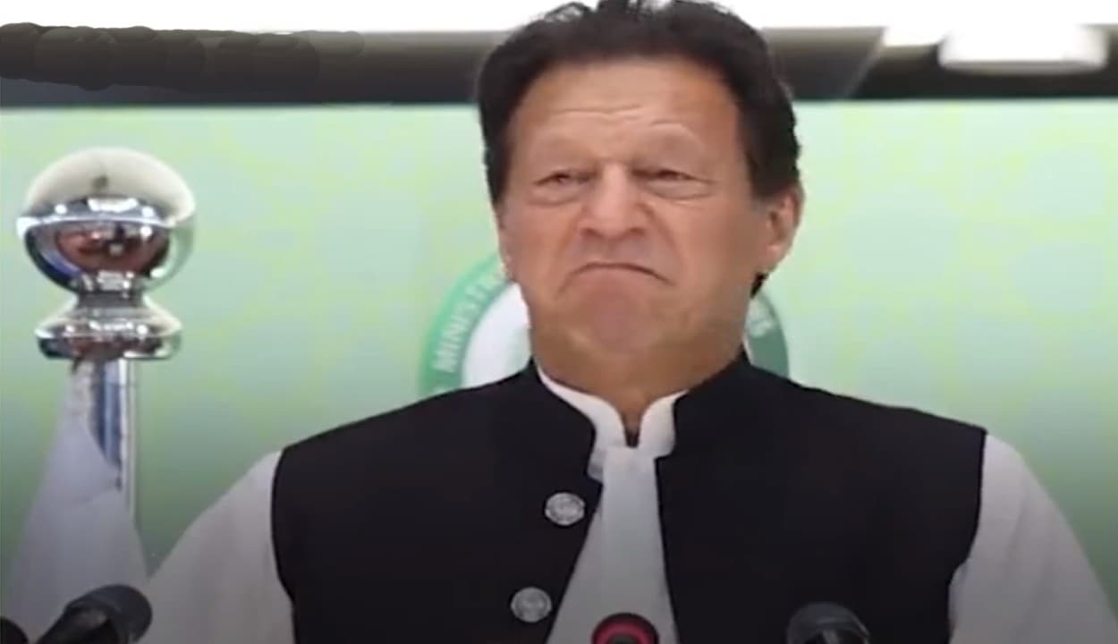 अविश्वास प्रस्ताव पर वोटिंग से पहले एक्शन में इमरान खान, पंजाब प्रांत के राज्यपाल को पद से हटाया