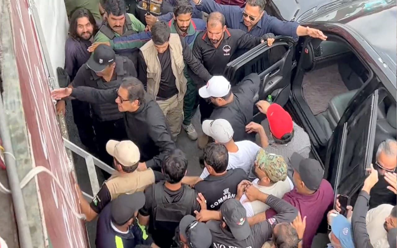 Imran Khan: गोली लगने के बाद भी खड़े रहे इमरान खान, हमले के बाद कहा- जारी रहेगी लड़ाई