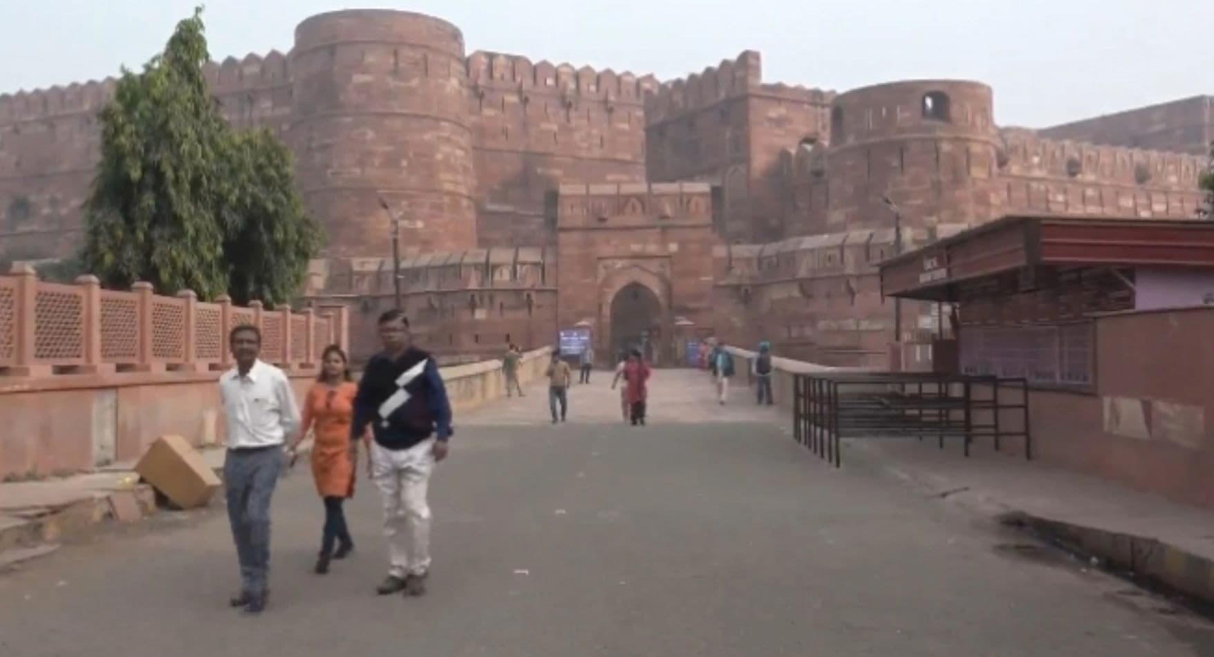 Agra News: पर्यटकों ने फ्री में देखी ऐतिहासिक स्मारकों की खूबसूरती, ताजमहल बंद होने से रहे मायूस