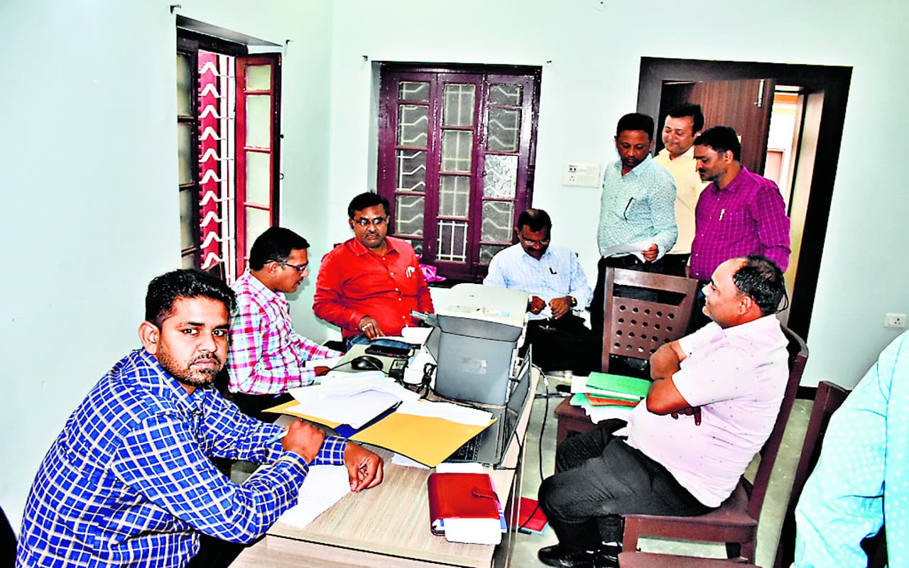 झारखंड : देवघर और दुमका में शराब कारोबारी योगेंद्र तिवारी के ठिकानों पर आईटी जांच शुरू, खंगाले गये कागजात