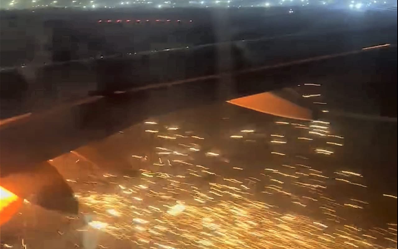 IndiGo: रनवे पर IndiGo फ्लाइट के इंजन में अचानक लगी आग, 180 लोगों की बच गयी जान