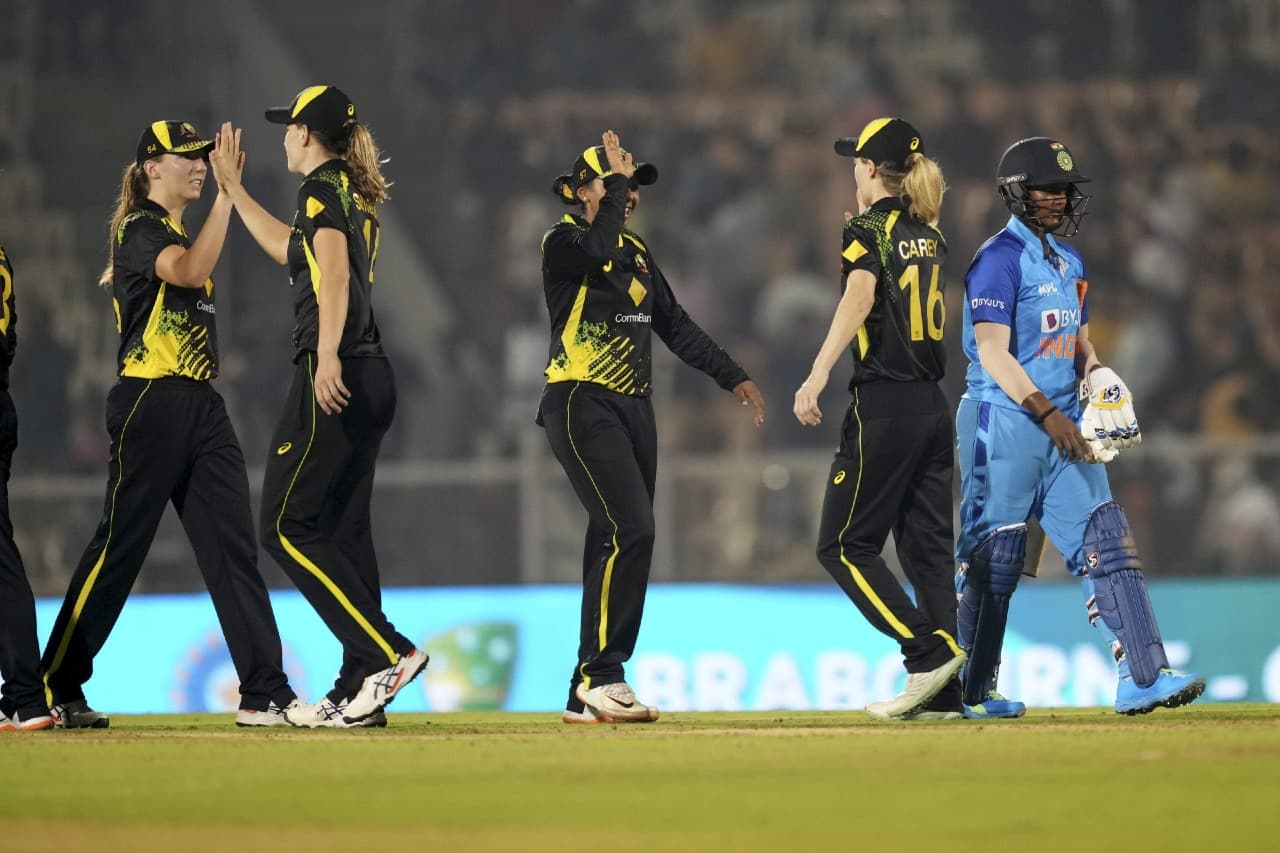 INDW vs AUSW T20: भारत को 7 रन से हराकर ऑस्ट्रेलिया महिला टीम ने टी20 सीरीज पर किया कब्जा