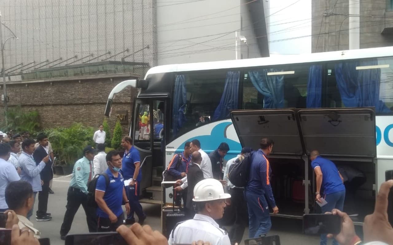 India vs South Africa: रांची पहुंची भारत और दक्षिण अफ्रीका की टीम, खिलाड़ियों को देखने के लिए उमड़े फैंस