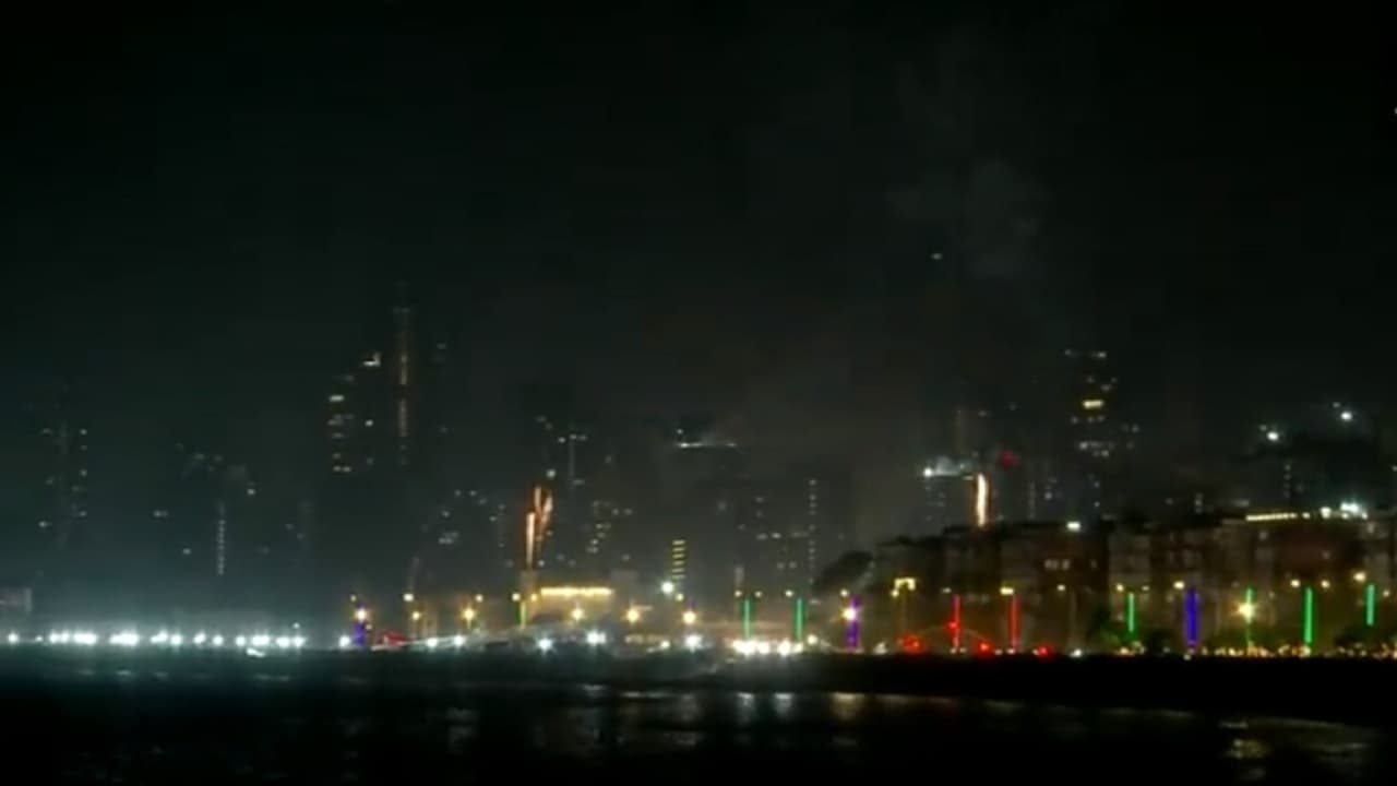 Happy New Year 2023: नए साल के जश्न में डूबा देश, लोगों ने किया जोरदार स्वागत