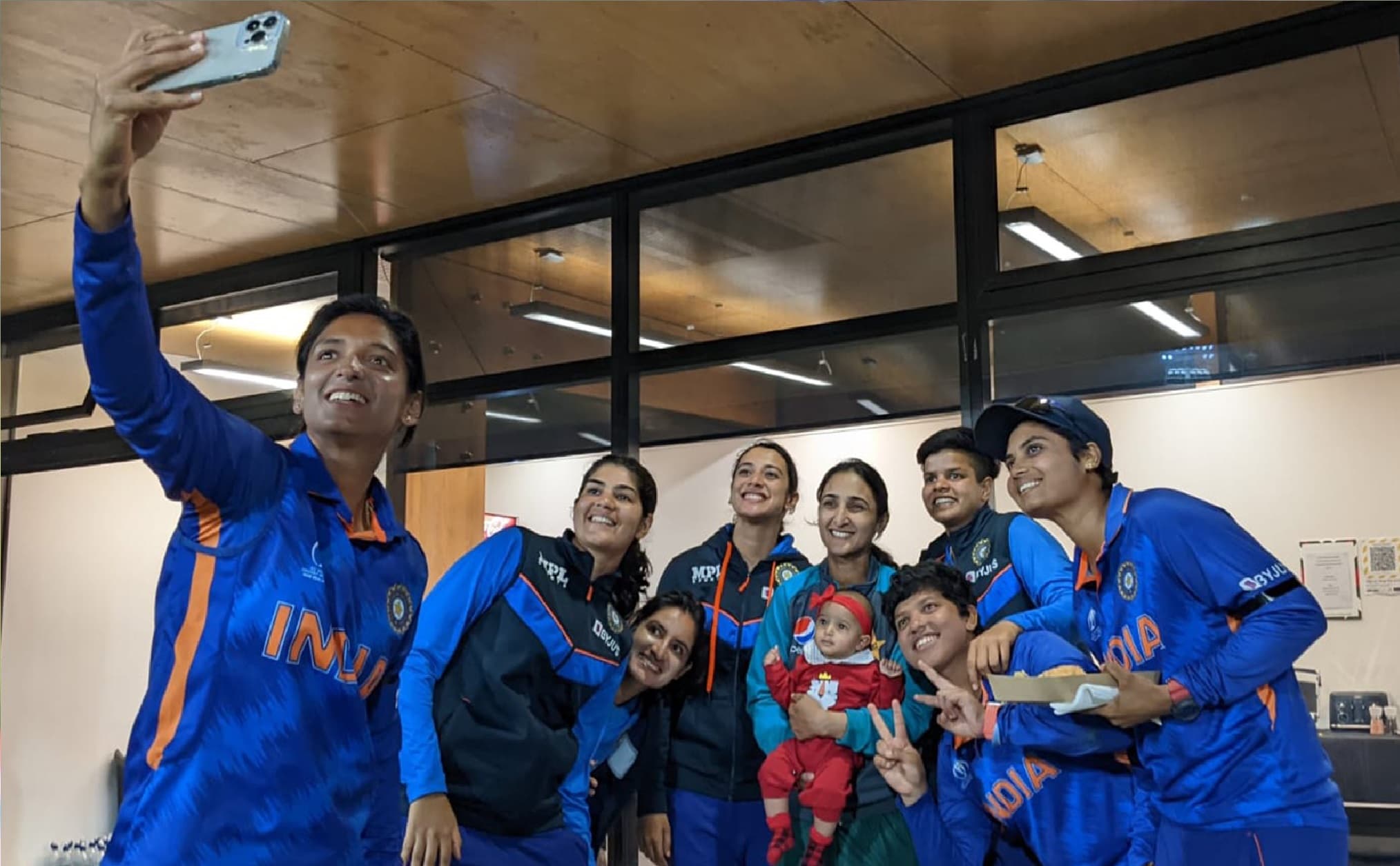 IND vs PAK: 6 माह की बेटी के साथ खेलने पहुंची पाक कप्तान मारूफ, भारतीय खिलाड़ियों ने लुटाया प्यार, VIDEO