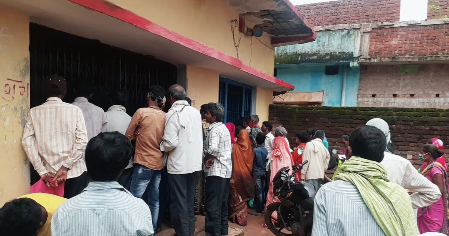 रांची जिला में इस तरह उड़ रही हैं लॉकडाउन के नियमों की धज्जियां, आप भी देखें