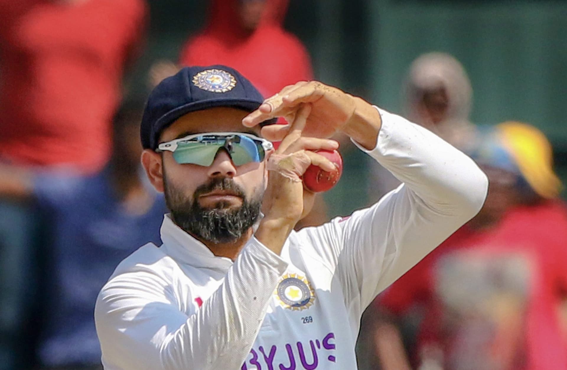 Virat Kohli: विराट कोहली ने धोनी स्टाइल में कप्तानी छोड़कर चौंकाया, पूर्व क्रिकेटरों ने कहा ‘कैप्टन किंग’