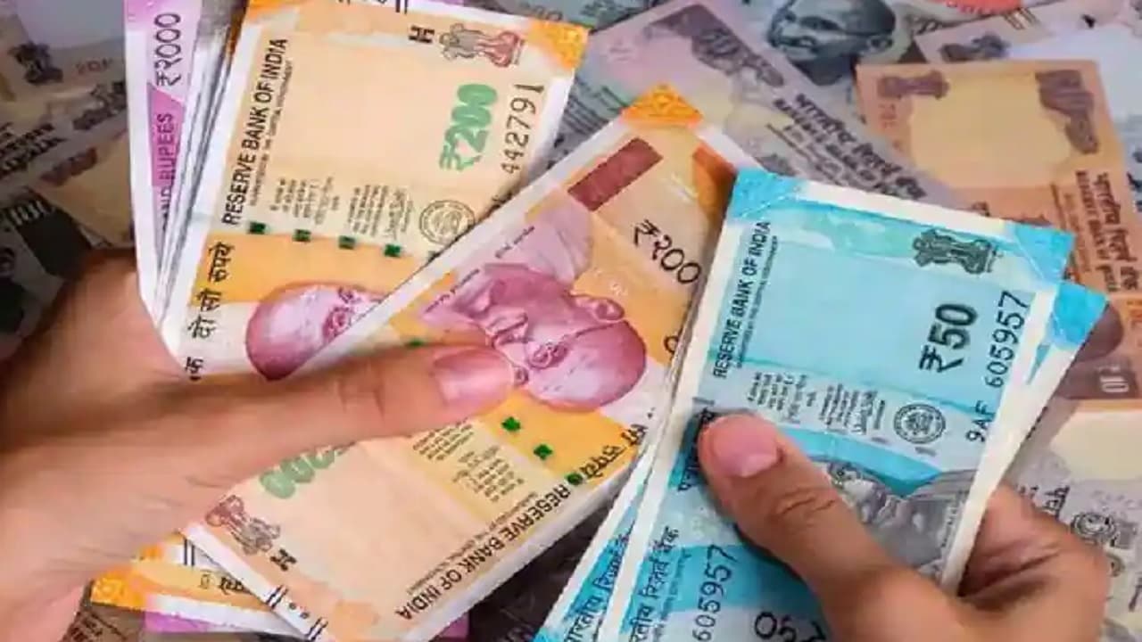 लुढ़कते रुपये से निपटने की चुनौती