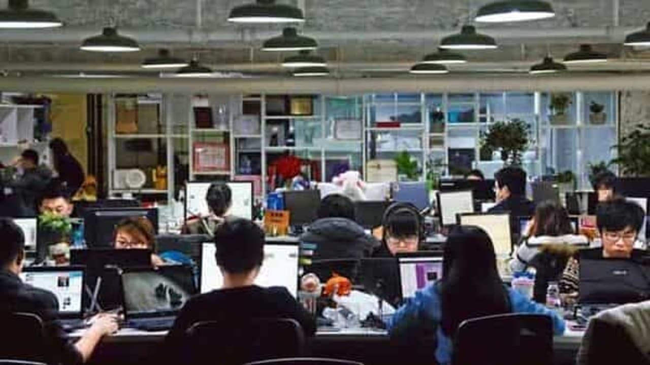 Job Layoff : अमेरिका में दर-दर भटक रहे 2 लाख भारत के आईटी प्रोफेशनल्स, छंटनी के बाद हो गए हैं बेरोजगार