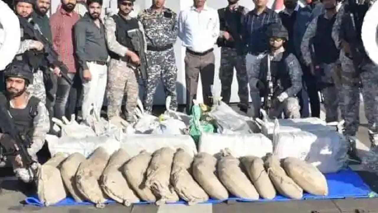 गुजरात: भारतीय नौसेना ने पकड़ी 2 हजार करोड़ की ड्रग्स, पाकिस्तान से लाई जा रही थी बड़ी खेप