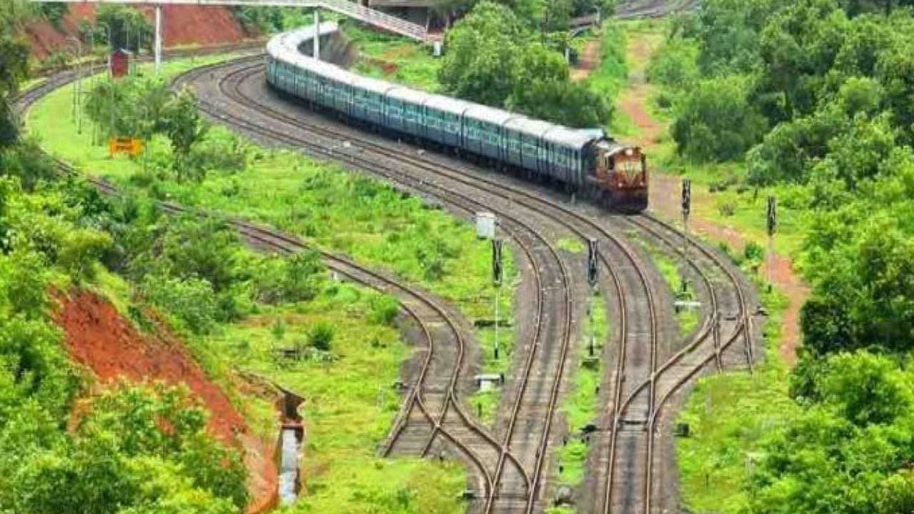 Indian Railways News: दुर्गापूजा से पहले ट्रेनों में बढ़ी भीड़, रिजर्वेशन में लंबी वेटिंग