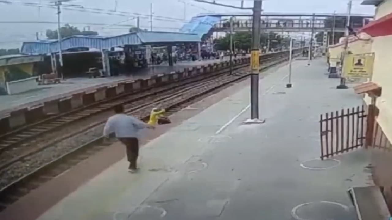 रेलवे लाइन क्रॉस कर रही महिला के सामने आ रही थी सुपरफास्ट ट्रेन, देवदूत बन इंस्पेक्टर ने बचाई जान