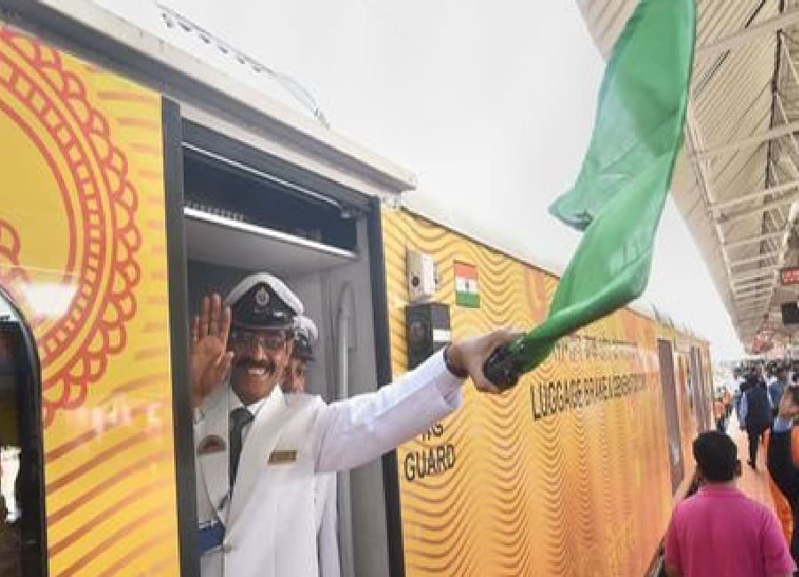 Indian Railways: इंडियन रेलवे के Employees के लिए अच्छी खबर, आरक्षित टिकट को लेकर मिली ये बड़ी राहत