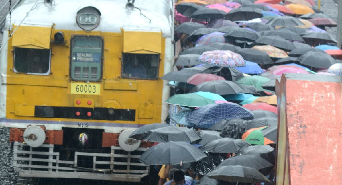 IRCTC News: बंगाल में बारिश से डूबीं रेल की पटरियां, हावड़ा की बजाय यहां से छूटेंगी रांची जाने वाली ट्रेनें