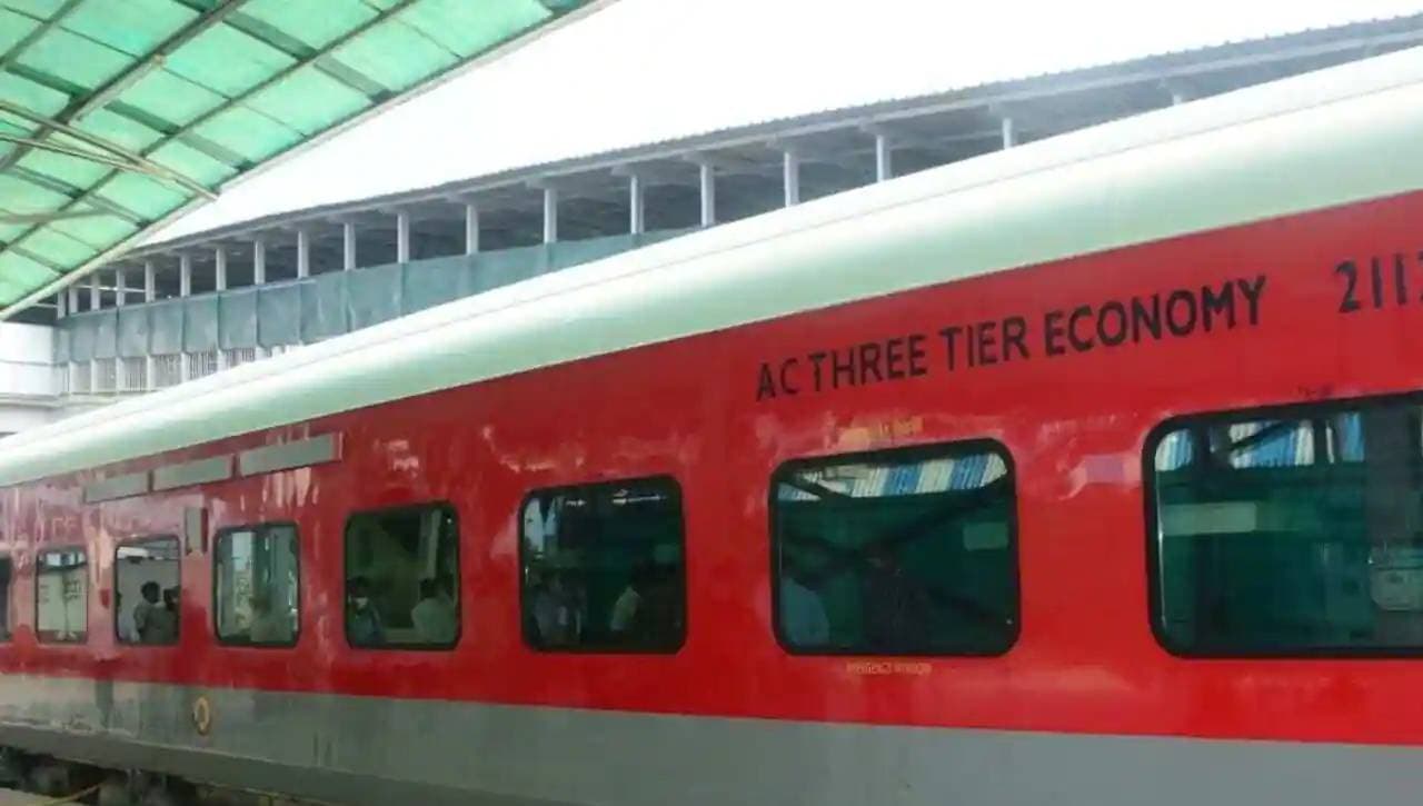 Indian Railways News : रेलवे ने इकोनॉमी क्लास के किराए में की कटौती, जाने कितनी मिलेंगी सुविधाएं