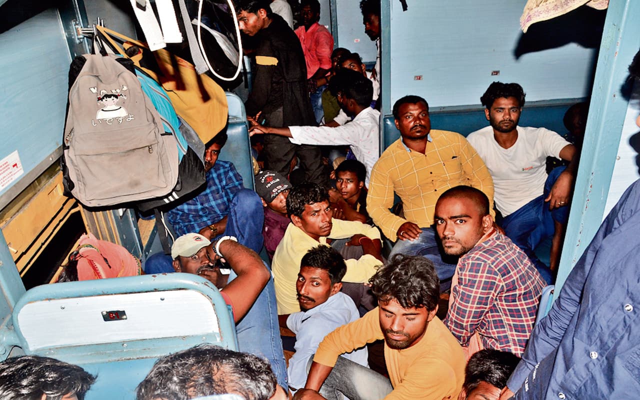 Indian Railways News: त्योहार खत्म होते ही ट्रेनों में बढ़ी भीड़, खड़े होकर यात्रा करने को हैं मजबूर Indian Railways News: त्योहार खत्म होते ही ट्रेनों में बढ़ी भीड़, खड़े होकर यात्रा करने को हैं मजबूर