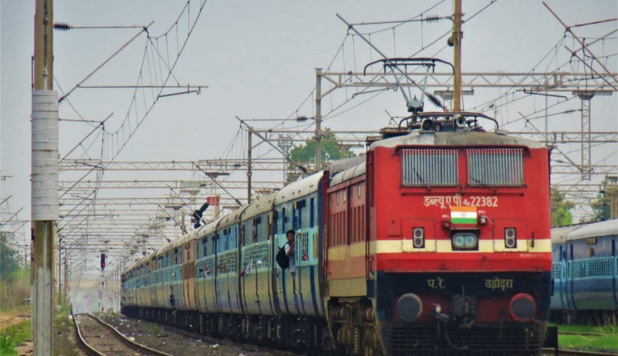 Indian Railways : किसान आंदोलन के चलते रेलवे को करोड़ों का नुकसान, पैसेंजर ट्रेनों और मालगाड़ियों का परिचालन ठप
