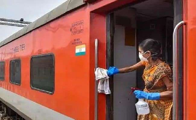 Indian Railways: 3 मई तक नहीं उड़ेंगे फ्लाइट, ट्रेनें भी रहेंगी लॉक, जानें रेलवे की आगे की रणनीति