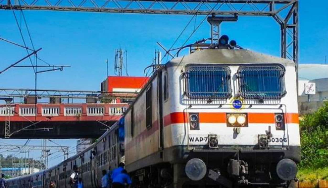Indian Railway ने यात्रियों को दिया तोहफा, 18 जोड़ी होली स्पेशल ट्रेन चलाने का एलान, यहां देखें पूरी लिस्ट