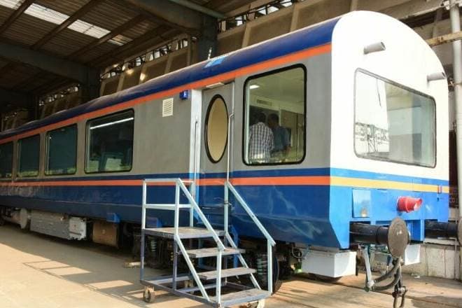 Indian Railways यात्रियों की सुरक्षा और सुविधा के लिए लागू कर रहा ये इनोवेशंस, मोबाइल पर अनरिजर्व टिकट से लेकर ट्रेन खुलने का अलर्ट तक...