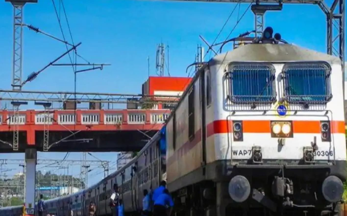 Indian Railways News : मोबाइल कैटरिंग के सारे कॉ‍न्ट्रैक्ट होंगे रद्द, रेलवे मंत्रालय ने IRCTC को दिया निर्देश