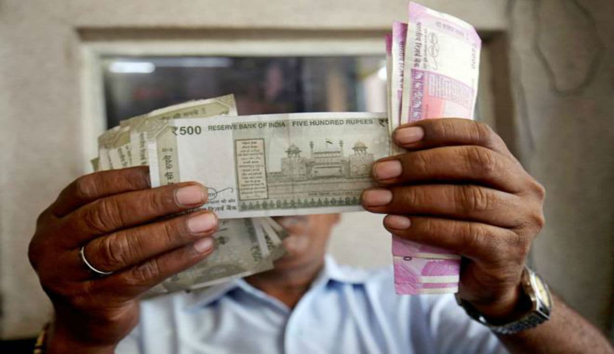 7th Pay Commission Latest Updates : अब बढ़ जाएगी सैलरी! केंद्रीय कर्मचारियों को जल्द मिल सकता है DA का तोहफा