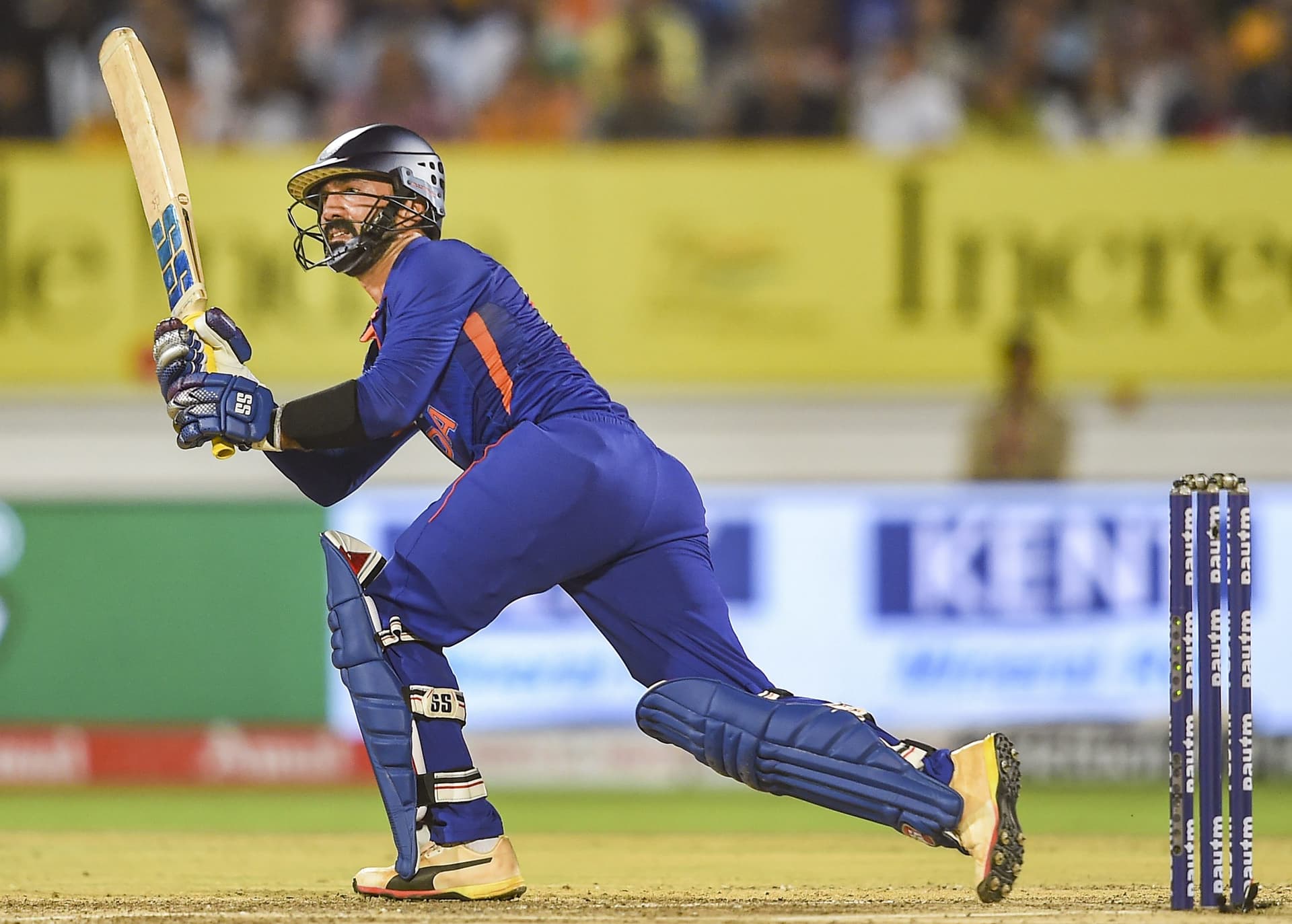 Dinesh Karthik: दिनेश कार्तिक ने टी20 में 15 साल बाद जमाया अर्धशतक, 37 की उम्र में मचा रहे कोहराम