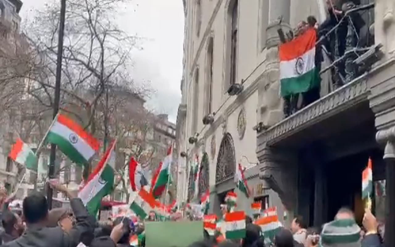 लंदन में खालिस्तानियों के खिलाफ सड़क पर उतरे भारतीय समुदाय के लोग, उच्चायोग के सामने प्रदर्शन