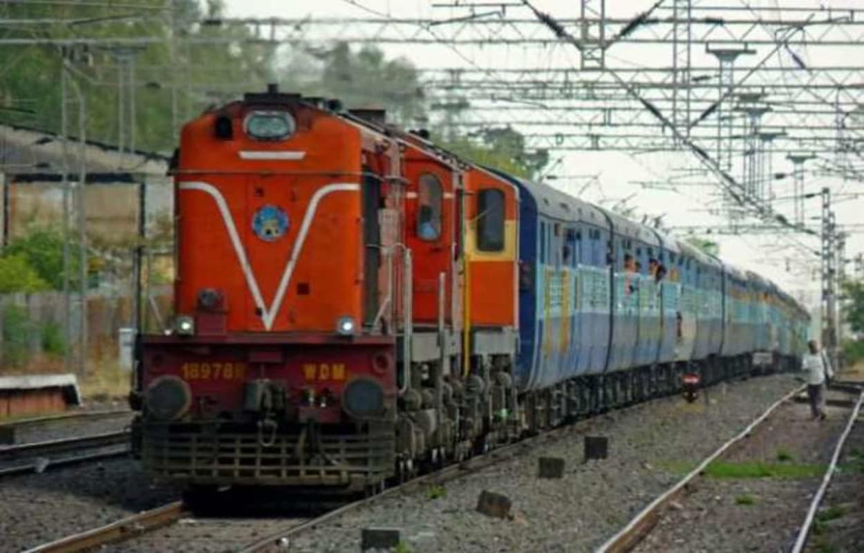 Indian Rail : पटना-कोटा एक्सप्रेस में सवार रायपुर के 90 यात्रियों में से दो की मौत, छह बीमार