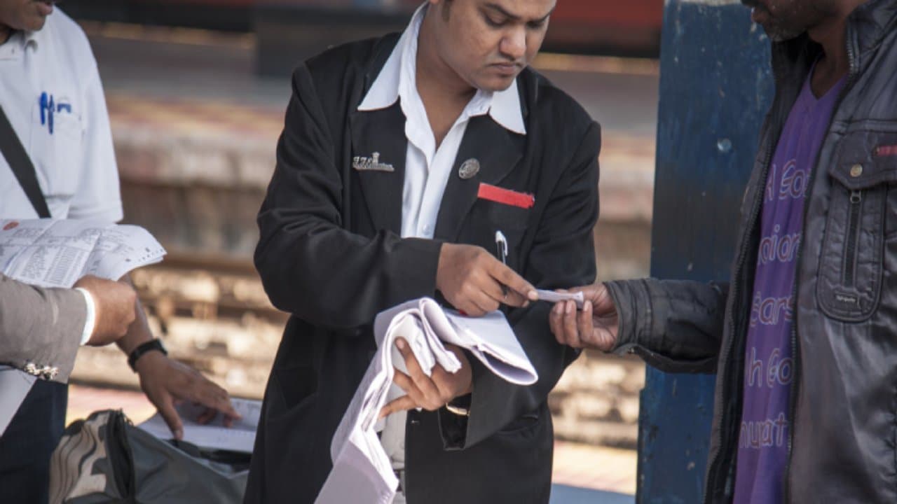 Train में सफर करते वक्त ये ID लेकर करें यात्रा, TTE नहीं करेंगे परेशान