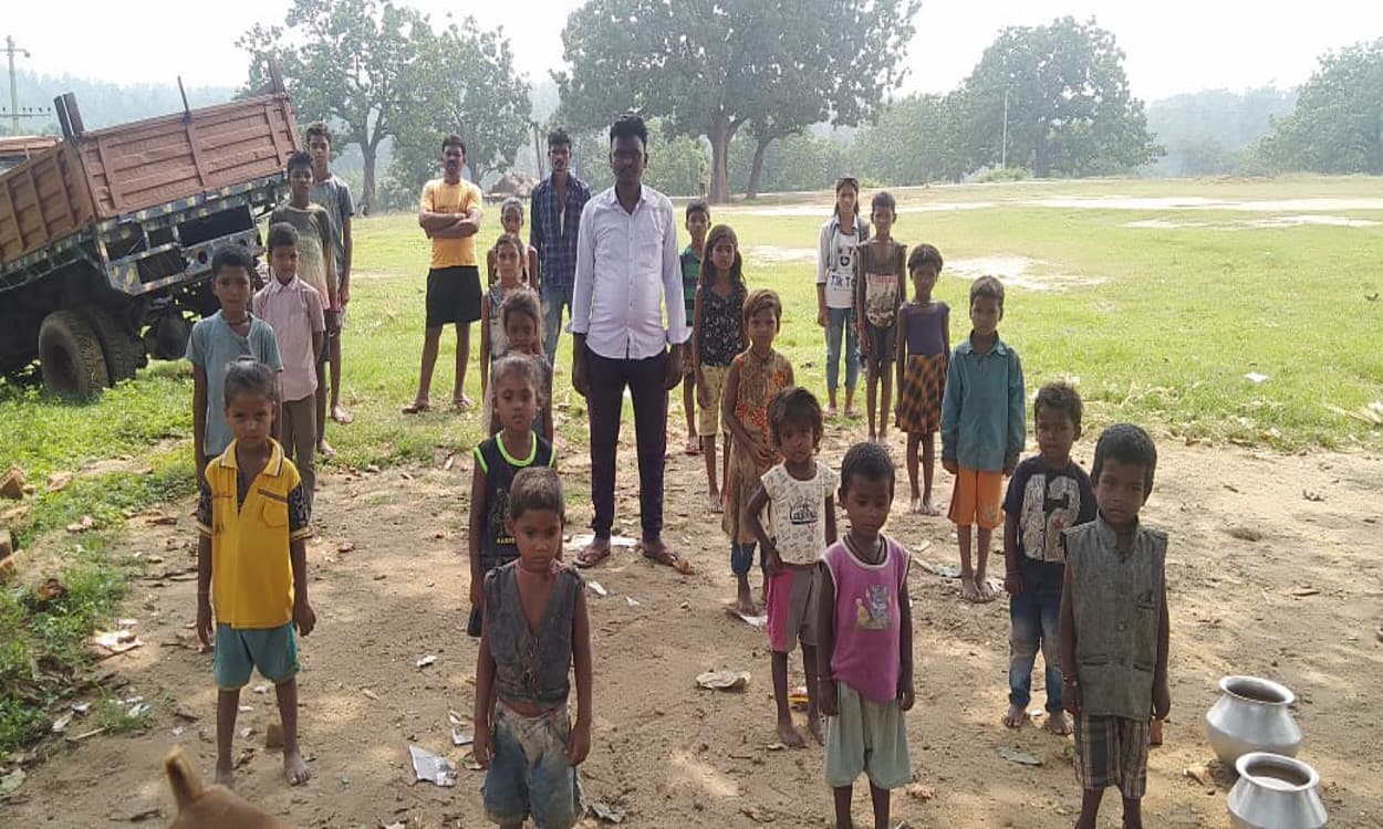 इंदिरा गांव में मोबाइल नेटवर्क नहीं होने से ऑनलाइन पढ़ाई से वंचित हो रहे छात्र, अभिभावक परेशान