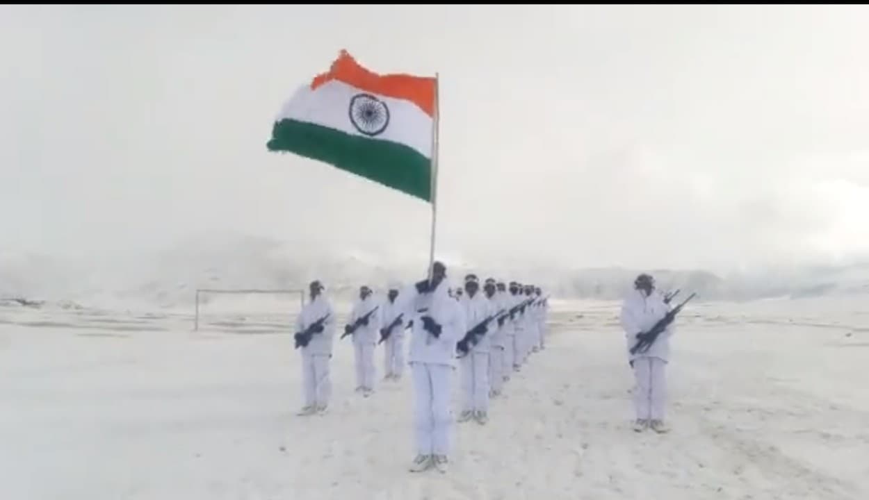 Happy Republic Day : आईटीबीपी के हिमवीरों ने लद्दाख सीमा पर -35 तापमान में फहराया तिरंगा, देखें वीडियो