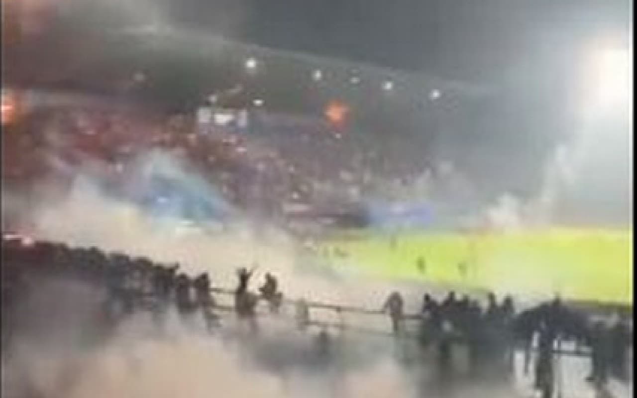 इंडोनेशिया में फुटबॉल मैच के दौरान भारी हिंसा, मची भगदड़, 127 की मौत, VIDEO