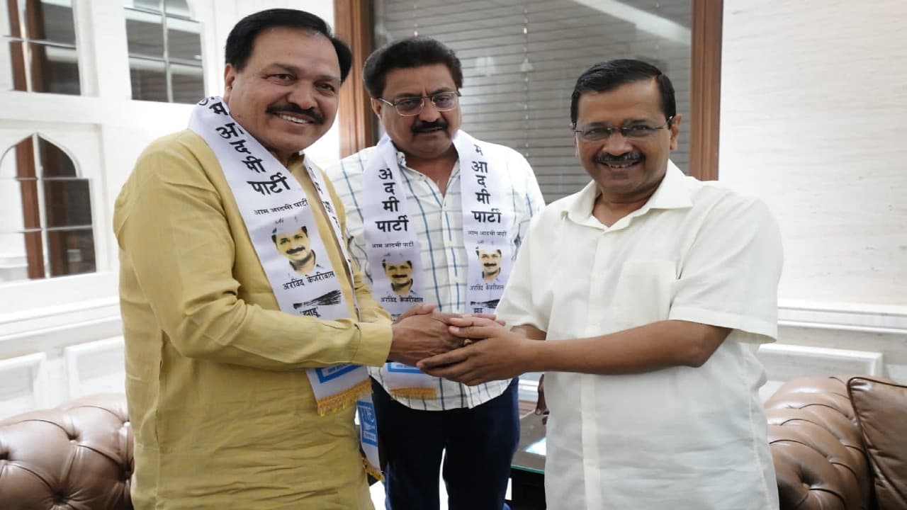 अब गुजरात में कांग्रेस का खूंटा उखाड़ेंगे केजरीवाल, इंद्रनिल और वसराम के 'हाथ' में थमाया 'झाड‍़ू'