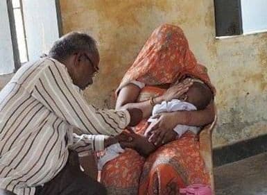 Aligarh News: एएनएम पत्नी की जगह अनट्रेंड पति लगा रहा बच्चों को इंजेक्शन, दो महीने से चल रहा 'खेल'