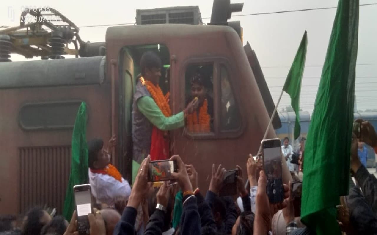 धनबाद के कतरास स्टेशन से फिर शुरू हुआ ट्रेन का परिचालन, सांसद-विधायक ने इंटरसिटी ट्रेन को दिखायी हरी झंडी