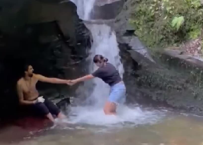झरने के नीचे इशांत का रोमांस, इंग्लैंड में ऐसे छुट्टी का आनंद ले रहे भारतीय खिलाड़ी, VIDEO वायरल