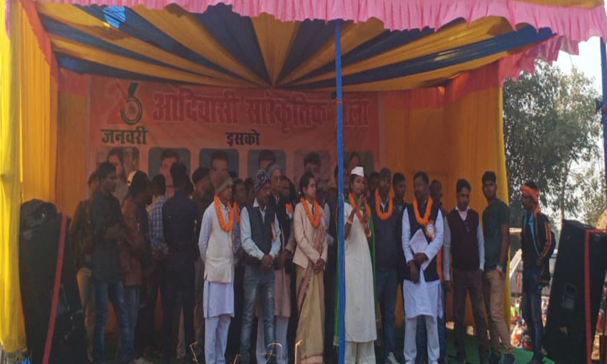 बड़कागांव के 'इसको गुफा' में लगा मेला, पाषाण काल की शैल चित्रों को लोगों ने देखा