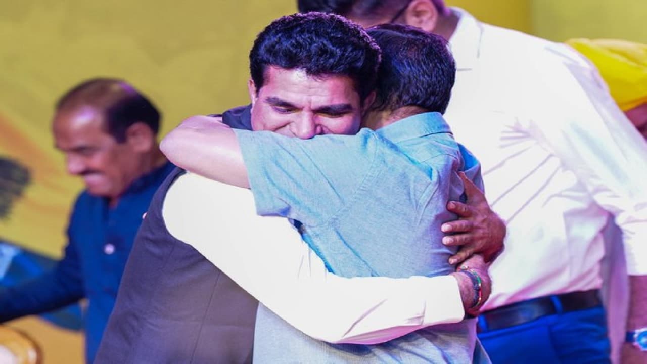 गुजरात चुनाव 2022: इसुदान गढ़वी होंगे AAP के सीएम कैंडिडेट, अरविंद केजरीवाल ने किया ऐलान गुजरात चुनाव 2022: इसुदान गढ़वी होंगे AAP के सीएम कैंडिडेट, अरविंद केजरीवाल ने किया ऐलान