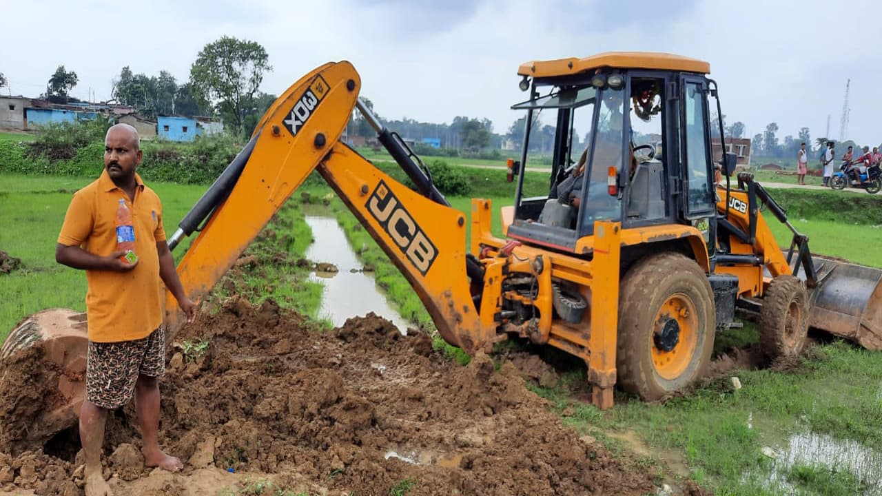 चतरा के इटखोरी में पावरग्रिड निर्माण के लिए टावर लगाने का जमीन मालिकों ने किया विरोध, आत्मदाह की दी धमकी, अधिकारियों को लौटना पड़ा बैरंग
