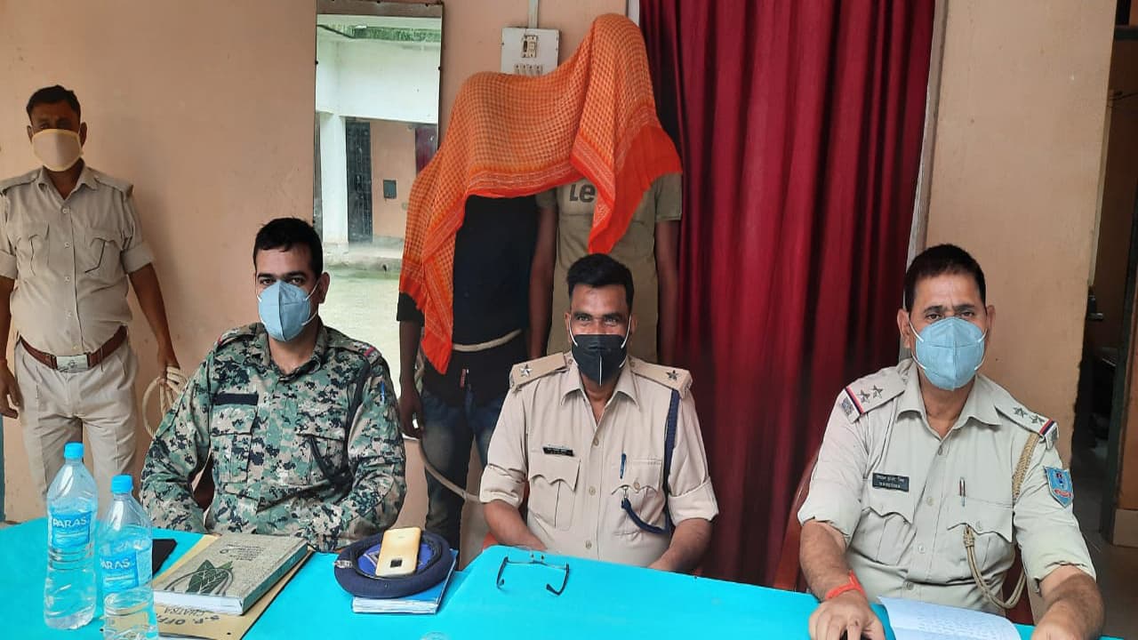 इटखोरी में एक वाहन से 65 पेटी देसी शराब बरामद, पुलिस को देख गाड़ी छोड़ भागे ड्राइवर